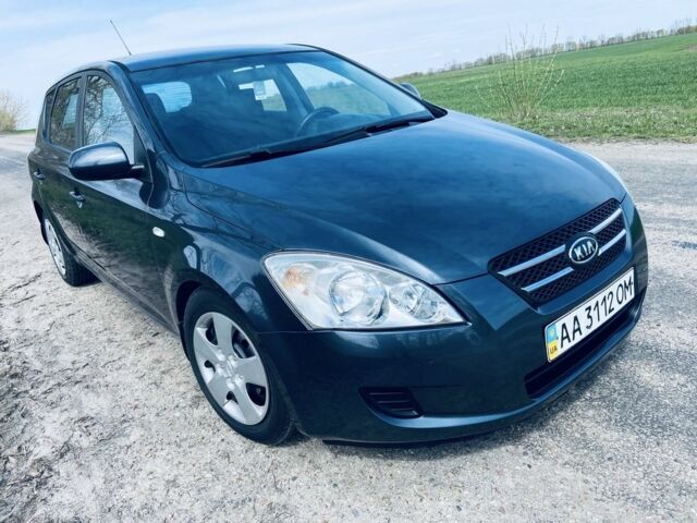 Серый Киа Сид, объемом двигателя 1.6 л и пробегом 250 тыс. км за 5200 $, фото 1 на Automoto.ua