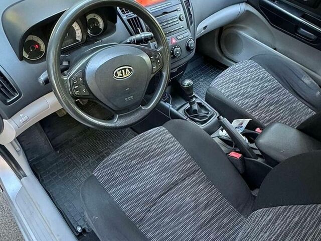 Серый Киа Сид, объемом двигателя 1.4 л и пробегом 198 тыс. км за 3600 $, фото 1 на Automoto.ua