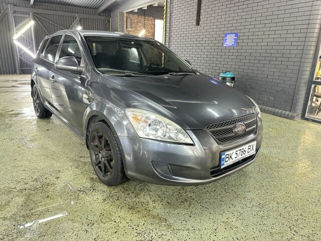 Серый Киа Сид, объемом двигателя 1.6 л и пробегом 250 тыс. км за 4700 $, фото 1 на Automoto.ua