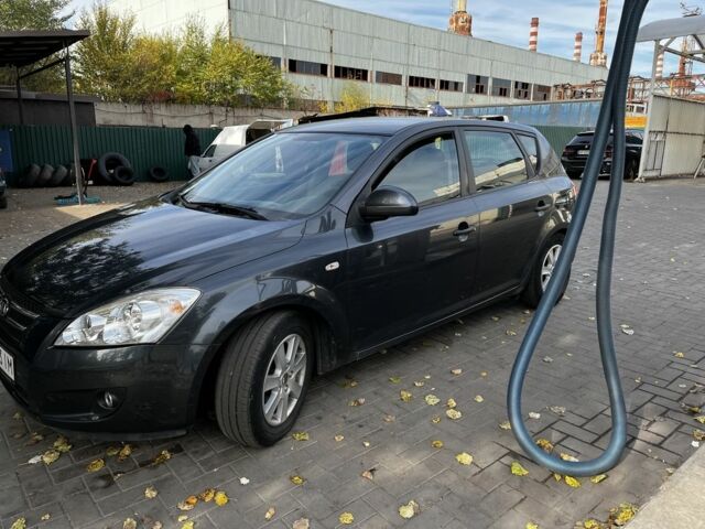 Серый Киа Сид, объемом двигателя 1.6 л и пробегом 250 тыс. км за 3900 $, фото 1 на Automoto.ua