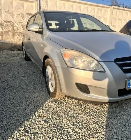 Серый Киа Сид, объемом двигателя 1.59 л и пробегом 196 тыс. км за 3900 $, фото 1 на Automoto.ua