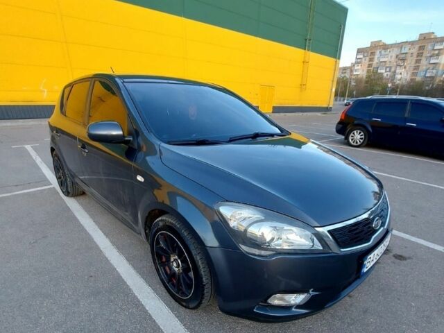 Серый Киа Сид, объемом двигателя 1.4 л и пробегом 261 тыс. км за 6000 $, фото 1 на Automoto.ua
