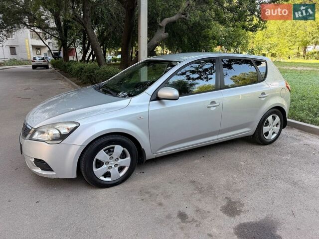 Серый Киа Сид, объемом двигателя 1.4 л и пробегом 235 тыс. км за 4700 $, фото 1 на Automoto.ua