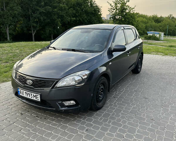 Серый Киа Сид, объемом двигателя 1.4 л и пробегом 297 тыс. км за 5900 $, фото 1 на Automoto.ua