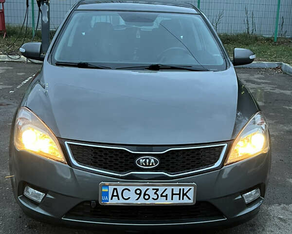 Серый Киа Сид, объемом двигателя 1.58 л и пробегом 187 тыс. км за 6500 $, фото 1 на Automoto.ua