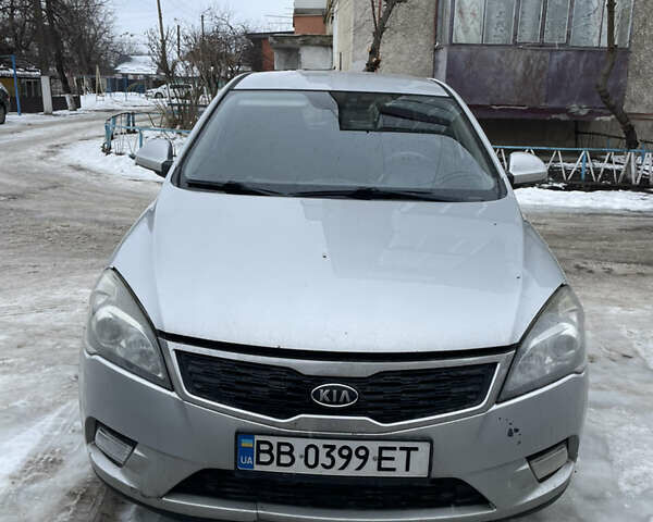 Серый Киа Сид, объемом двигателя 1.59 л и пробегом 438 тыс. км за 5600 $, фото 1 на Automoto.ua