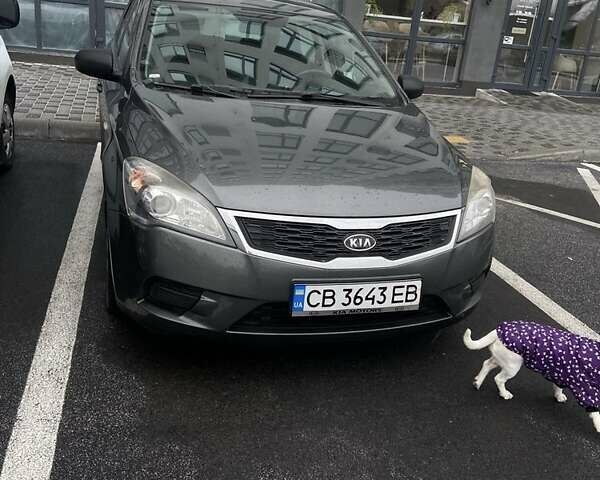 Серый Киа Сид, объемом двигателя 1.4 л и пробегом 200 тыс. км за 7000 $, фото 1 на Automoto.ua