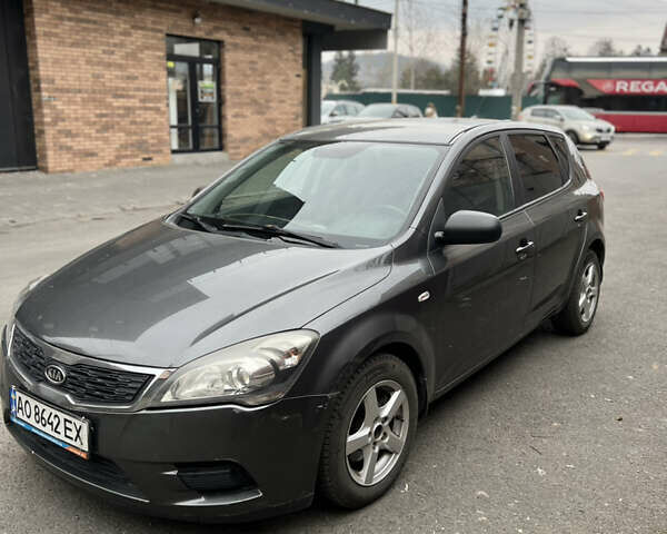 Серый Киа Сид, объемом двигателя 1.4 л и пробегом 227 тыс. км за 6000 $, фото 1 на Automoto.ua