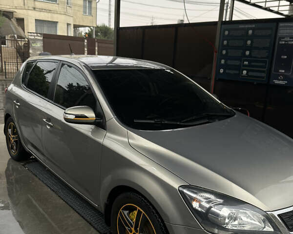 Серый Киа Сид, объемом двигателя 1.58 л и пробегом 240 тыс. км за 6850 $, фото 1 на Automoto.ua