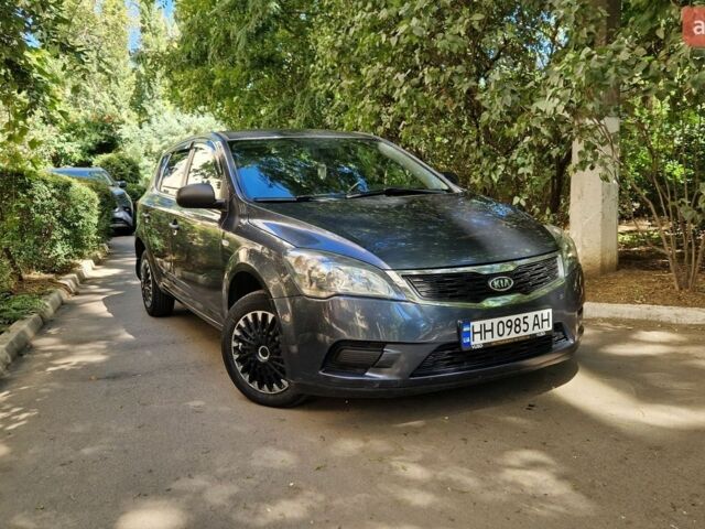 Серый Киа Сид, объемом двигателя 1.4 л и пробегом 280 тыс. км за 4800 $, фото 1 на Automoto.ua