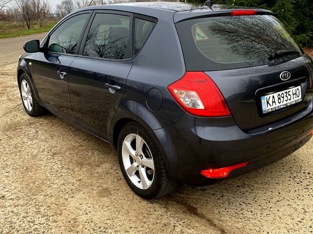 Серый Киа Сид, объемом двигателя 1.6 л и пробегом 300 тыс. км за 6700 $, фото 1 на Automoto.ua