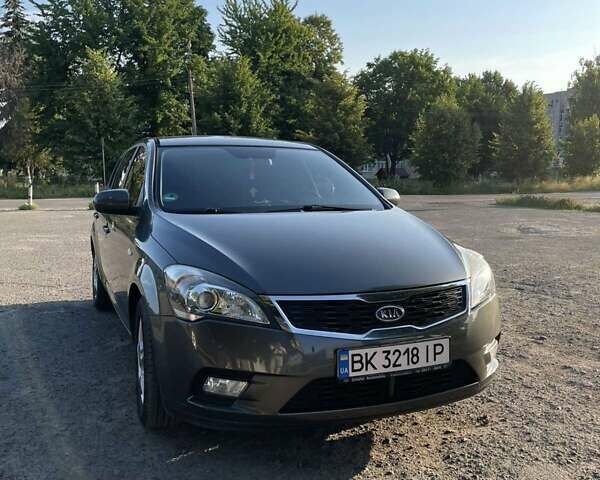 Серый Киа Сид, объемом двигателя 1.4 л и пробегом 200 тыс. км за 7300 $, фото 1 на Automoto.ua