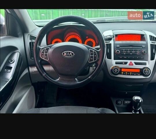 Серый Киа Сид, объемом двигателя 1.6 л и пробегом 220 тыс. км за 4100 $, фото 1 на Automoto.ua