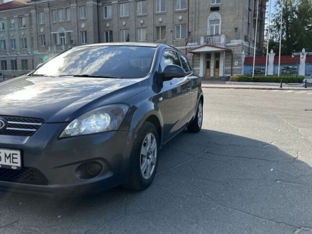 Серый Киа Сид, объемом двигателя 1.4 л и пробегом 250 тыс. км за 5500 $, фото 1 на Automoto.ua