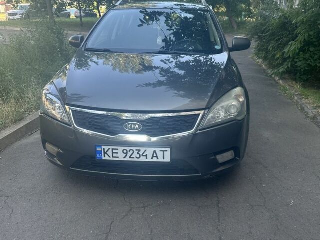 Серый Киа Сид, объемом двигателя 0 л и пробегом 300 тыс. км за 5011 $, фото 1 на Automoto.ua