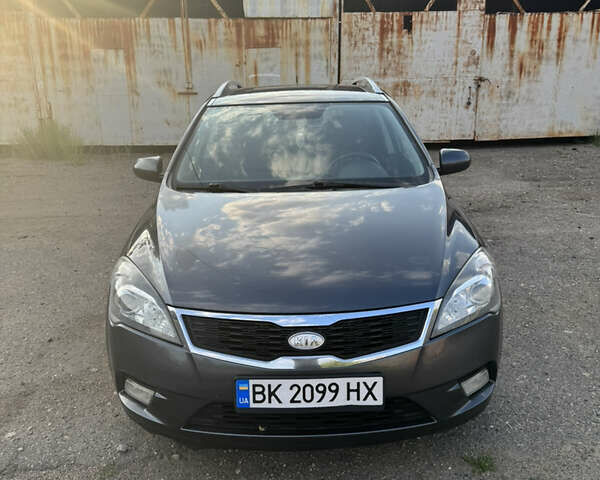 Серый Киа Сид, объемом двигателя 1.6 л и пробегом 250 тыс. км за 5000 $, фото 1 на Automoto.ua