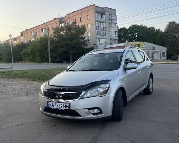 Серый Киа Сид, объемом двигателя 1.58 л и пробегом 270 тыс. км за 6000 $, фото 1 на Automoto.ua