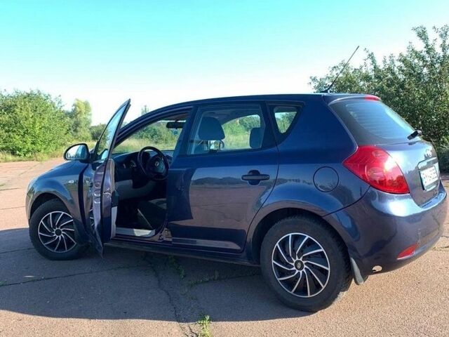 Синий Киа Сид, объемом двигателя 1.4 л и пробегом 240 тыс. км за 4000 $, фото 1 на Automoto.ua