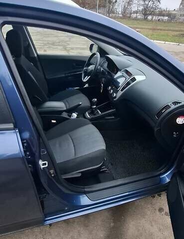 Синий Киа Сид, объемом двигателя 1.4 л и пробегом 255 тыс. км за 6500 $, фото 1 на Automoto.ua