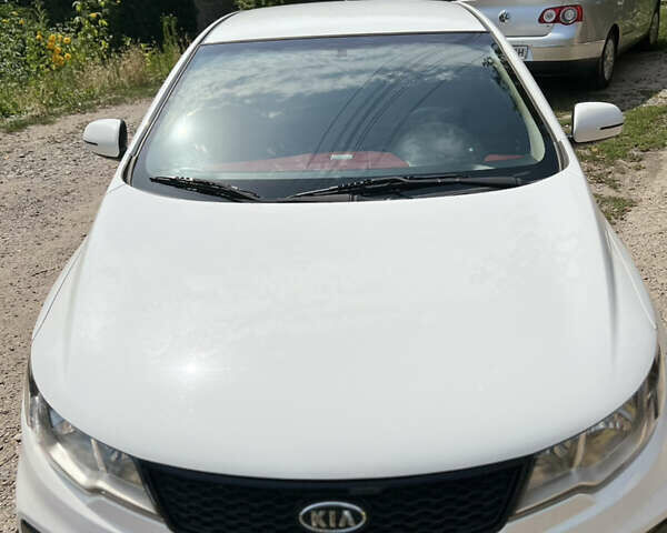 Білий Кіа Черато, об'ємом двигуна 2 л та пробігом 140 тис. км за 9200 $, фото 1 на Automoto.ua