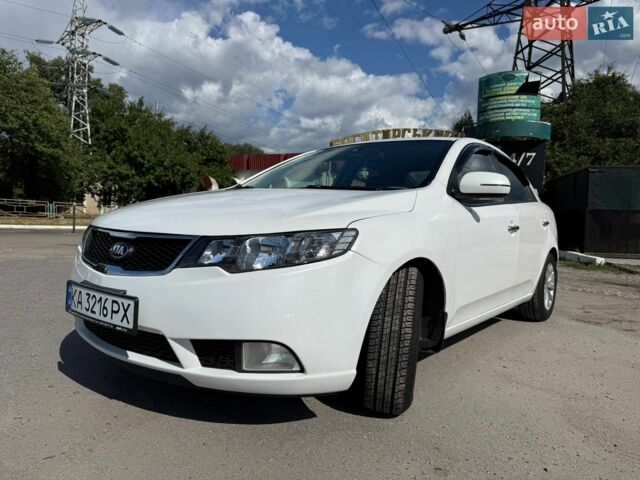 Білий Кіа Черато, об'ємом двигуна 2 л та пробігом 131 тис. км за 7999 $, фото 1 на Automoto.ua