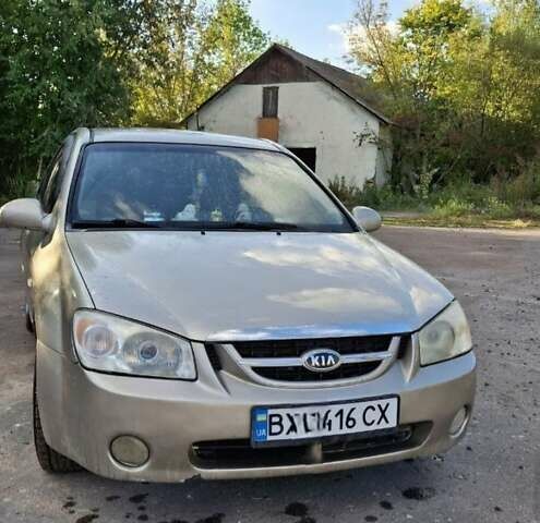 Бежевый Киа Черато, объемом двигателя 2 л и пробегом 200 тыс. км за 3750 $, фото 1 на Automoto.ua