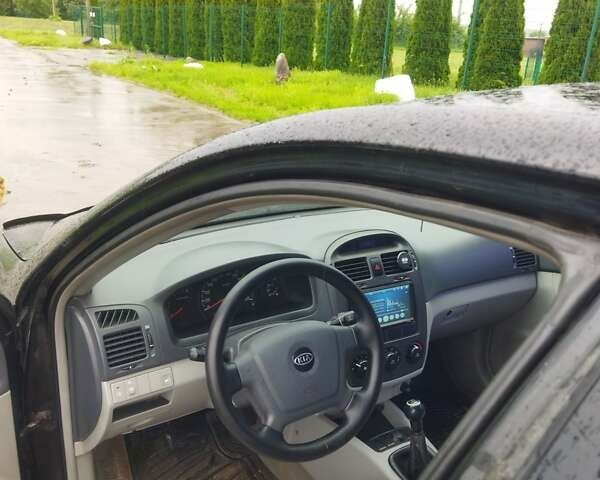 Черный Киа Черато, объемом двигателя 1.6 л и пробегом 300 тыс. км за 3900 $, фото 1 на Automoto.ua