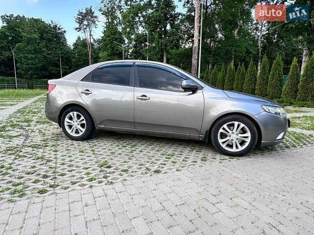 Серый Киа Черато, объемом двигателя 2 л и пробегом 280 тыс. км за 7500 $, фото 1 на Automoto.ua