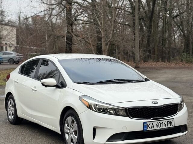 Белый Киа Другая, объемом двигателя 2 л и пробегом 233 тыс. км за 8200 $, фото 1 на Automoto.ua