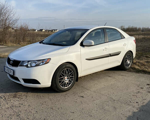 Белый Киа Форте, объемом двигателя 2 л и пробегом 211 тыс. км за 6800 $, фото 1 на Automoto.ua