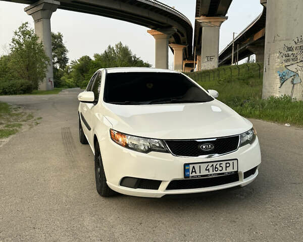 Белый Киа Форте, объемом двигателя 2 л и пробегом 221 тыс. км за 6800 $, фото 1 на Automoto.ua