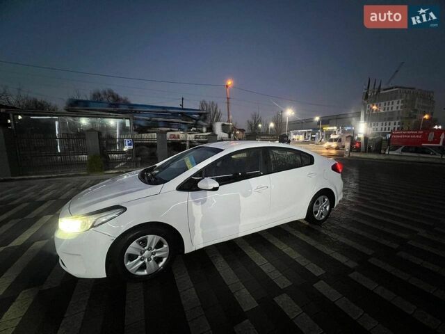 Білий Кіа Форте, об'ємом двигуна 2 л та пробігом 198 тис. км за 11100 $, фото 1 на Automoto.ua