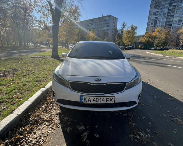 Білий Кіа Форте, об'ємом двигуна 2 л та пробігом 230 тис. км за 9300 $, фото 1 на Automoto.ua
