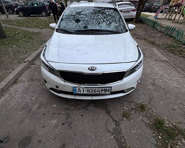 Білий Кіа Форте, об'ємом двигуна 2 л та пробігом 128 тис. км за 6400 $, фото 1 на Automoto.ua