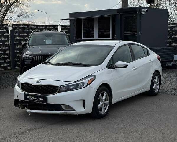 Білий Кіа Форте, об'ємом двигуна 2 л та пробігом 130 тис. км за 5500 $, фото 1 на Automoto.ua