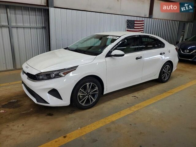 Белый Киа Форте, объемом двигателя 2 л и пробегом 70 тыс. км за 2000 $, фото 1 на Automoto.ua