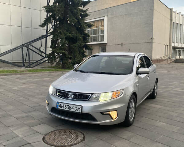Серый Киа Форте, объемом двигателя 1.59 л и пробегом 245 тыс. км за 5600 $, фото 1 на Automoto.ua