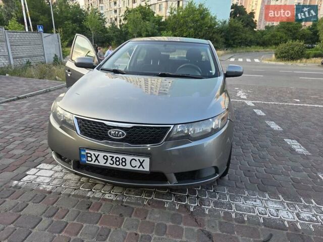 Серый Киа Форте, объемом двигателя 2 л и пробегом 247 тыс. км за 8000 $, фото 1 на Automoto.ua