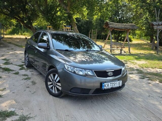 Серый Киа Форте, объемом двигателя 2 л и пробегом 286 тыс. км за 7000 $, фото 1 на Automoto.ua