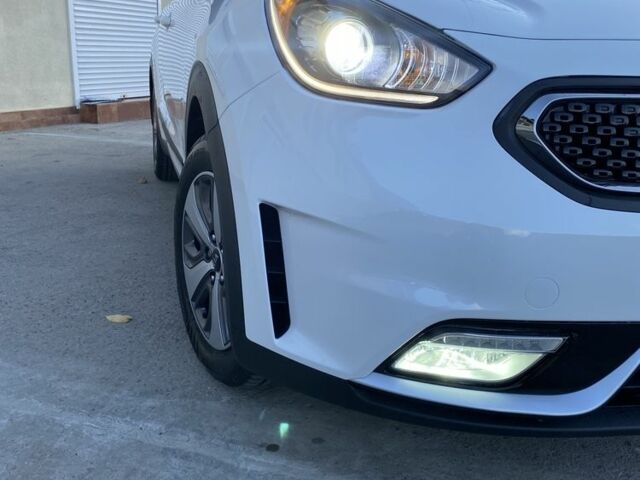 Белый Киа Niro, объемом двигателя 1.6 л и пробегом 101 тыс. км за 17700 $, фото 1 на Automoto.ua