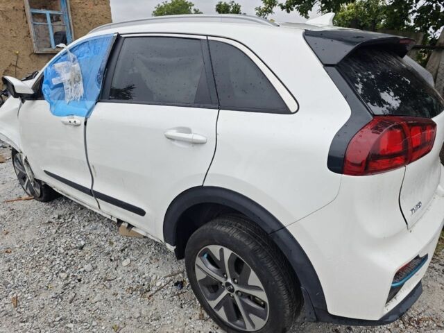 Белый Киа Niro, объемом двигателя 0 л и пробегом 144 тыс. км за 3600 $, фото 1 на Automoto.ua