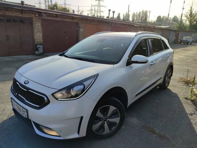 Белый Киа Niro, объемом двигателя 1.58 л и пробегом 225 тыс. км за 16600 $, фото 1 на Automoto.ua