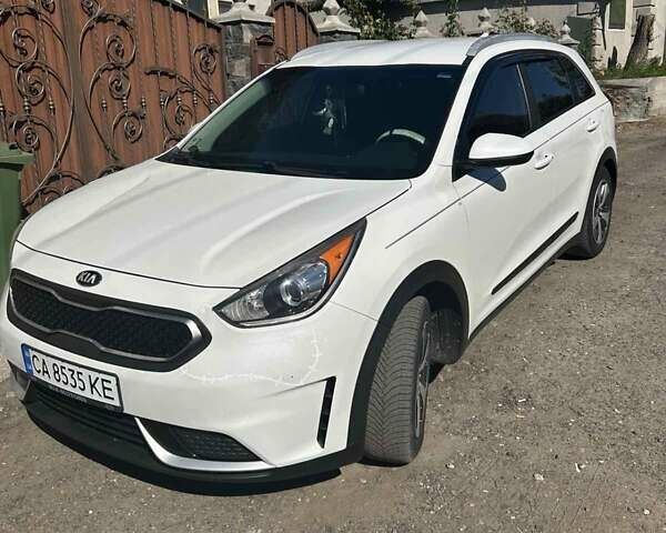 Білий Кіа Niro, об'ємом двигуна 1.58 л та пробігом 196 тис. км за 14500 $, фото 1 на Automoto.ua