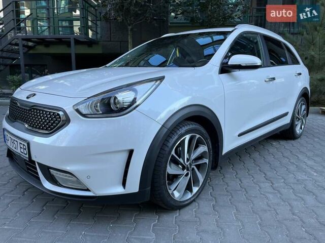 Белый Киа Niro, объемом двигателя 1.58 л и пробегом 147 тыс. км за 20000 $, фото 1 на Automoto.ua