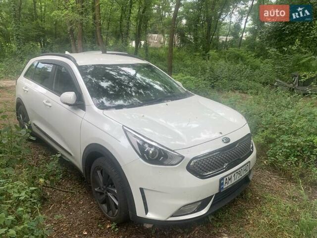 Белый Киа Niro, объемом двигателя 1.58 л и пробегом 118 тыс. км за 15800 $, фото 1 на Automoto.ua