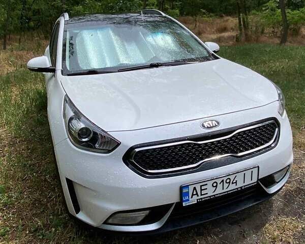 Белый Киа Niro, объемом двигателя 1.58 л и пробегом 131 тыс. км за 15100 $, фото 1 на Automoto.ua