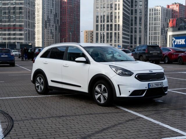 Белый Киа Niro, объемом двигателя 1.6 л и пробегом 161 тыс. км за 12500 $, фото 1 на Automoto.ua