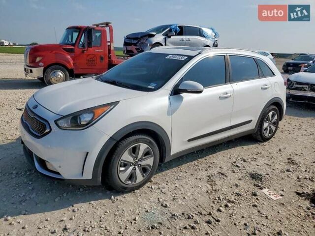Белый Киа Niro, объемом двигателя 1.58 л и пробегом 160 тыс. км за 3100 $, фото 1 на Automoto.ua
