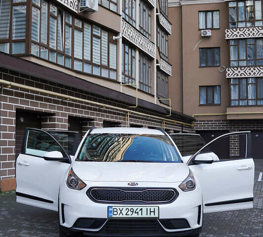Белый Киа Niro, объемом двигателя 1.58 л и пробегом 325 тыс. км за 13000 $, фото 1 на Automoto.ua
