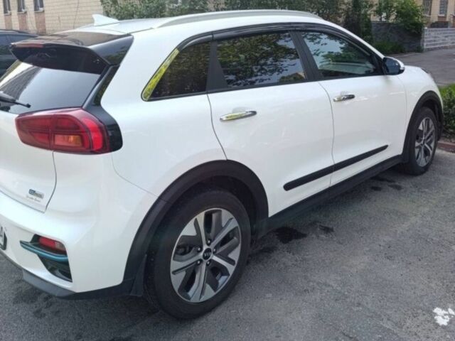 Білий Кіа Niro, об'ємом двигуна 0 л та пробігом 98 тис. км за 16500 $, фото 1 на Automoto.ua